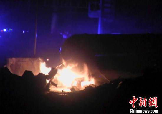 火災(zāi)現(xiàn)場(chǎng)，可以看到一個(gè)儲(chǔ)氣罐正在熊熊燃燒。