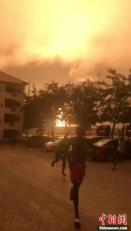 現(xiàn)場(chǎng)目擊者稱，該燃?xì)庹颈ê笠剂讼噜彽囊粋€(gè)加油站，引發(fā)二次爆炸。