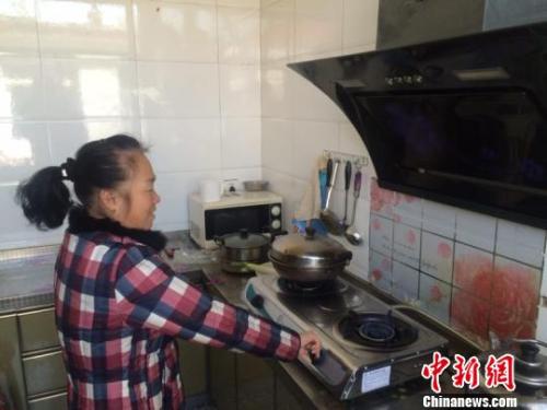 圖為居民用燃?xì)庠钭鲲?。　李庭?攝