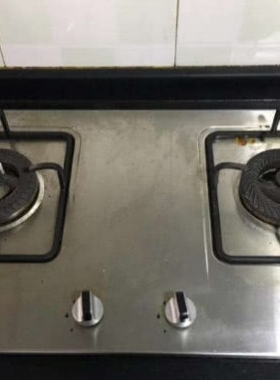 燃?xì)庠羁偸浅觥包S火”？清理火眼或撥動(dòng)灶底的小鐵片，火力一下變正常